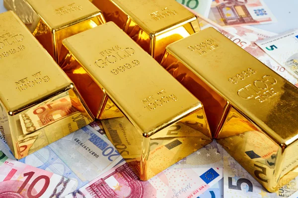 Concepto de barra de oro. Información financiera con dinero. Dinero en euros. Señor. —  Fotos de Stock