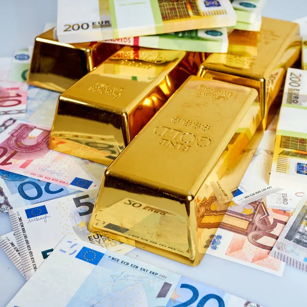 Zlaté cihly, finanční, obchodní investice koncept. Zlaté cihly. EU — Stock fotografie