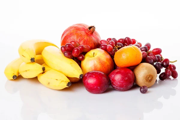 Frukter som isolerad på vit bakgrund. Färsk frukt — Stockfoto