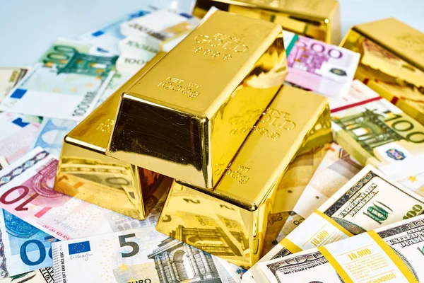 Inversión en oro.Dinero y Oro. lingotes de oro. Conc financiero — Foto de Stock