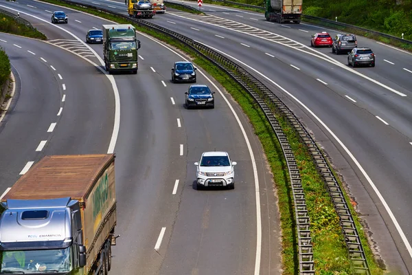 Duisburg, Almanya - 25 Nisan: trafik Alman karayolu üzerinde. Apri üzerinde — Stok fotoğraf