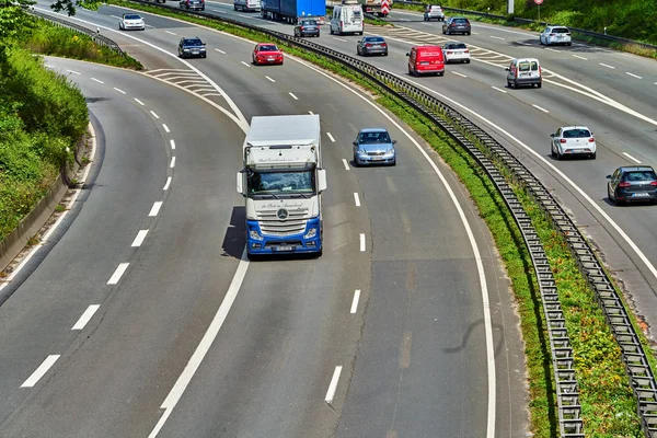 DUISBURG, GERMANY - APRIL 25: traffic on german highway. on Apri — Stock Photo, Image