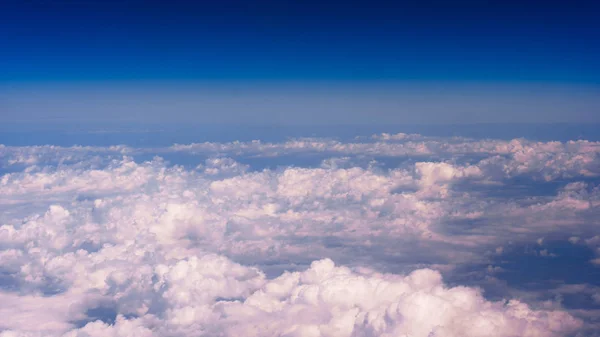 Blå himmel och moln. Den vackra blå himlen — Stockfoto