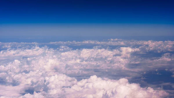 蓝蓝的天空和云。美丽的蓝色天空 — 图库照片