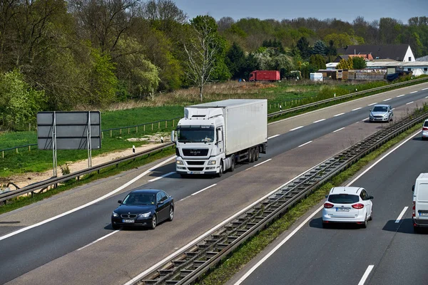 Düsseldorf, Niemcy - 20 kwietnia: transport ciężarówki na autostradzie o — Zdjęcie stockowe