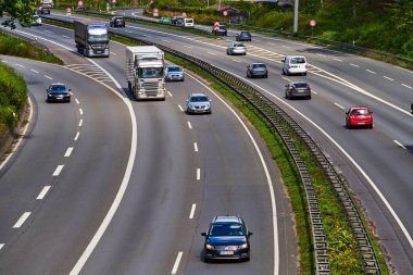 Duisburg, Almanya - 25 Nisan: trafik Alman karayolu üzerinde. Apri üzerinde