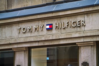 Düsseldorf, Almanya - 04 Nisan 2017: Tommy Hilfiger deposunda Du