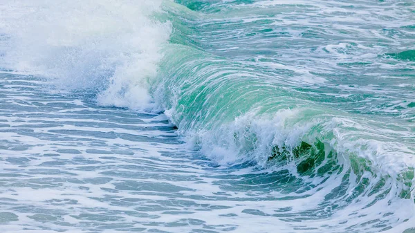 Mavi deniz dalgaları ile. Okyanus dalgaları sıçramasına dalgalarda — Stok fotoğraf