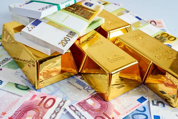 Финансовый фон с деньгами и золотом. Финансовая концепция — стоковое фото