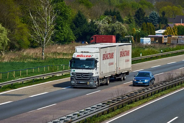 Düsseldorf, Niemcy - 20 kwietnia: transport ciężarówki na autostradzie o — Zdjęcie stockowe