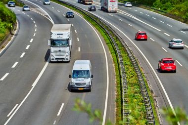 Duisburg, Almanya - 25 Nisan: Bir Alman karayolu üzerinde Nisan trafik