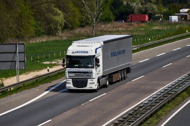 Düsseldorf, Almanya - 20 Nisan: taşıma kamyonu otoyol o