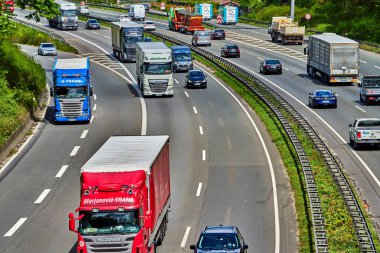 Duisburg, Almanya - 25 Nisan: trafik Alman karayolu üzerinde. Apri üzerinde
