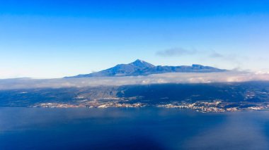 Tenerife hava görünümünü. Uçak penceresinden görüntülemek
