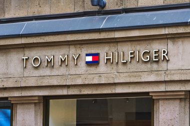 Düsseldorf, Almanya - 04 Nisan 2017: Tommy Hilfiger deposunda Du