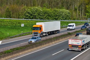 Düsseldorf, Almanya - 20 Nisan: taşıma kamyonu otoyol o