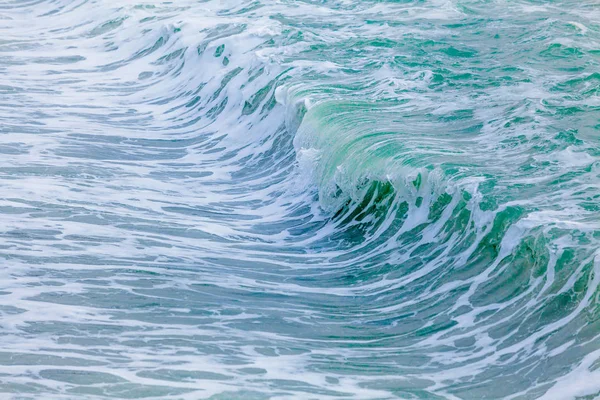 Mare blu con onde. Onde nell'oceano Onde di spruzzi — Foto Stock