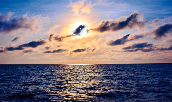 Pôr do sol sobre o mar. Pôr do sol dramático — Fotografia de Stock