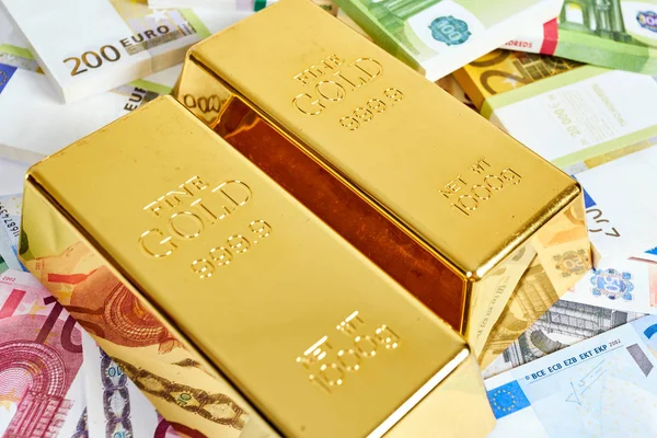 Gold bar koncept. Finansiera bakgrunden med pengar. Euron pengar. EUR — Stockfoto