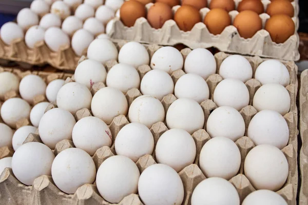 Marché aux œufs. oeufs frais — Photo