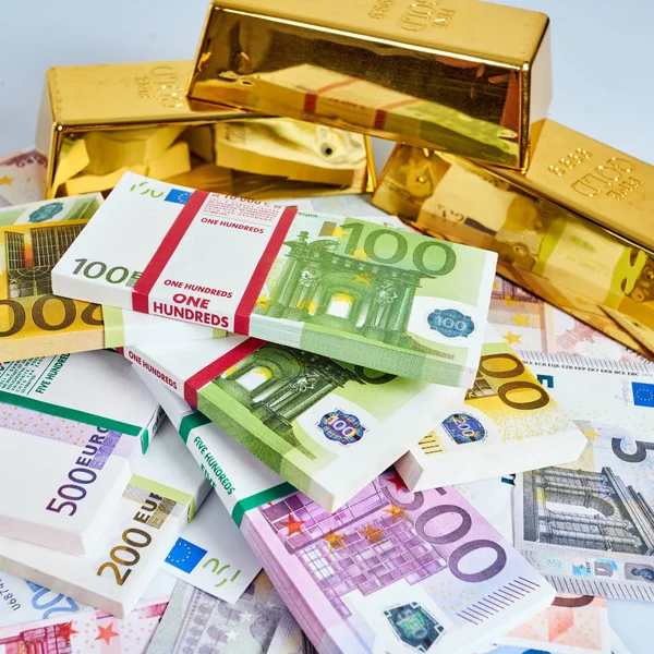 Χρυσή ράβδο και ευρώ χρήματα. Οικονομική έννοια — Φωτογραφία Αρχείου