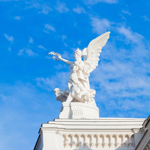 ZURICH, SWITZELAND - 04 NOVEMBER, 2016:  sculpture on the top of — Stock Photo, Image