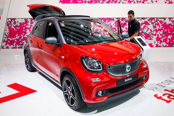 FRANKFURT - SETEMBRO 22, 2015: O Smart Fortwo e Forfour a — Fotografia de Stock