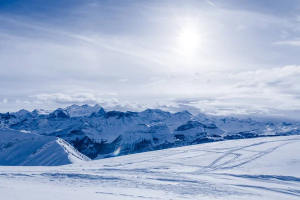 Berget i vinter, täckt av snö. vänder i en solig dag — Stockfoto