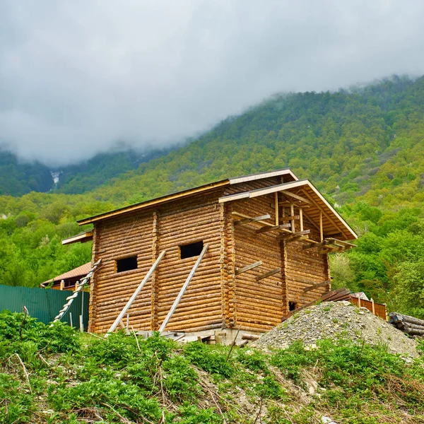 Недостроенный, экологичный деревянный дом в горной местности — стоковое фото