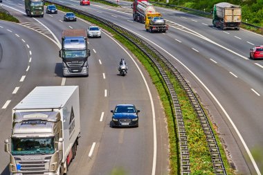 Duisburg, Almanya - 25 Nisan: Bir Alman karayolu üzerinde Nisan trafik