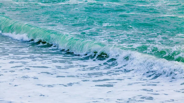 波と青い海。海のしぶき波の波 — ストック写真