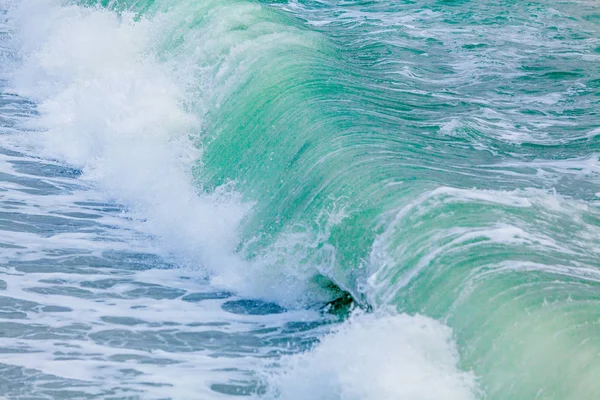 Mar azul con olas. Ondas en el océano Salpicaduras Ondas — Foto de Stock