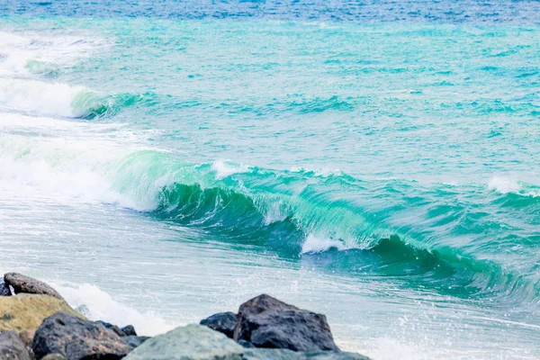 Mar azul com ondas. Ondas no oceano Ondas salpicantes — Fotografia de Stock