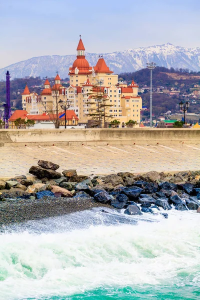 SOCHI, RÚSSIA. Hotel Bogatyr perto do Parque Olímpico de Sochi — Fotografia de Stock