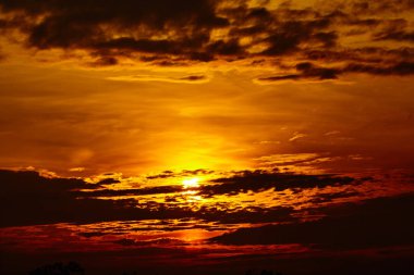 günbatımı gökyüzü arka plan. Ateşli turuncu günbatımı