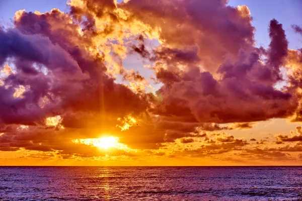 Coucher de soleil sur l'océan. Coucher de soleil sur la plage avec un beau ciel. Drame — Photo