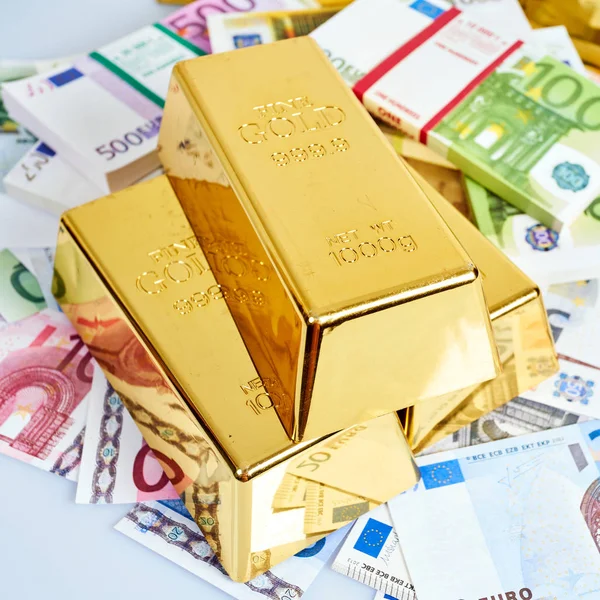 Concepto de barra de oro. Información financiera con dinero. Dinero en euros. Señor. —  Fotos de Stock
