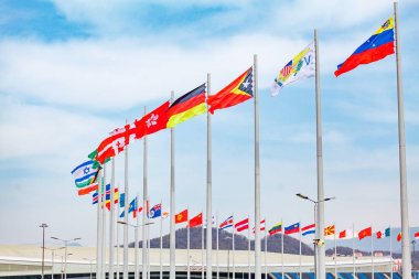 Ülkelerin bayrakları. Bayrak direği üzerinde farklı ülkeden