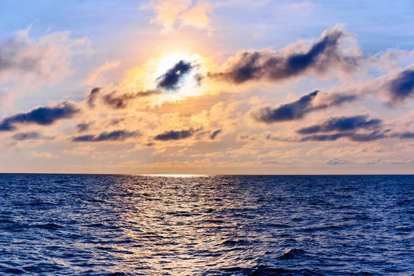 海に沈む夕日。ドラマチックな日没 — ストック写真