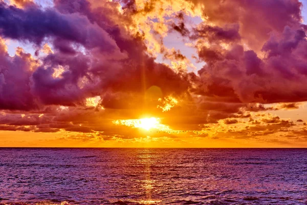 Günbatımı okyanus. Günbatımı güzel gökyüzü ile sahilde. Drama - Stok İmaj