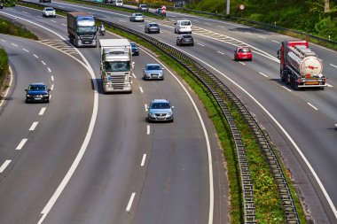 Duisburg, Almanya - 25 Nisan: Bir Alman karayolu üzerinde Nisan trafik