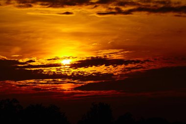 renkli dramatik gökyüzü günbatımı, Cloud. Altın gökyüzü adam