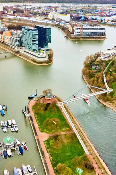 Dusseldorf op de rivier de Rijn in Duitsland. Luchtfoto — Stockfoto