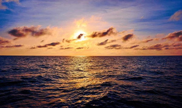 Paysage de coucher de soleil. Beau coucher de soleil au-dessus de la mer — Photo