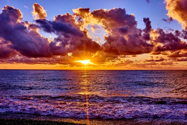 Pôr-do-sol sobre o oceano. Pôr do sol na praia com céu bonito. Drama — Fotografia de Stock