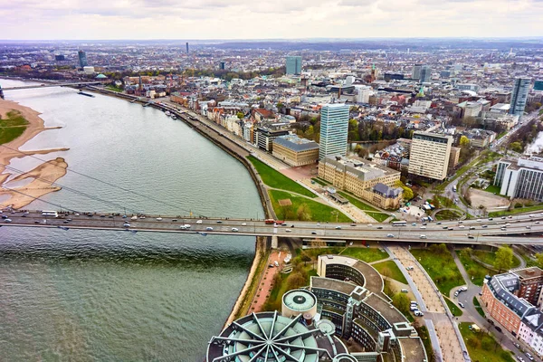 Dusseldorf op de rivier de Rijn in Duitsland. Luchtfoto — Stockfoto