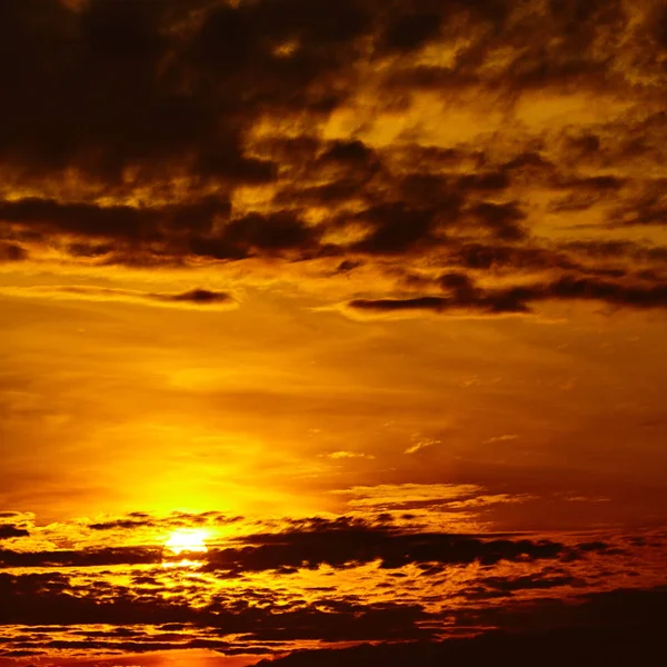 夕焼け空の背景。燃えるようなオレンジ色の夕日 — ストック写真