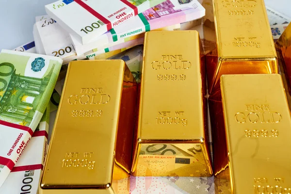 Barra de ouro e dinheiro em euros. Conceito financeiro — Fotografia de Stock