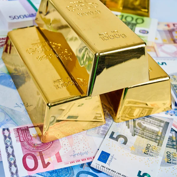 Inversión en oro.Dinero y Oro. lingotes de oro. Conc financiero —  Fotos de Stock