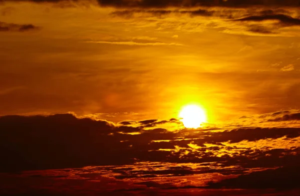 Cielo dramático colorido con la nube al atardecer. Fondo de cielo dorado Imagen de stock